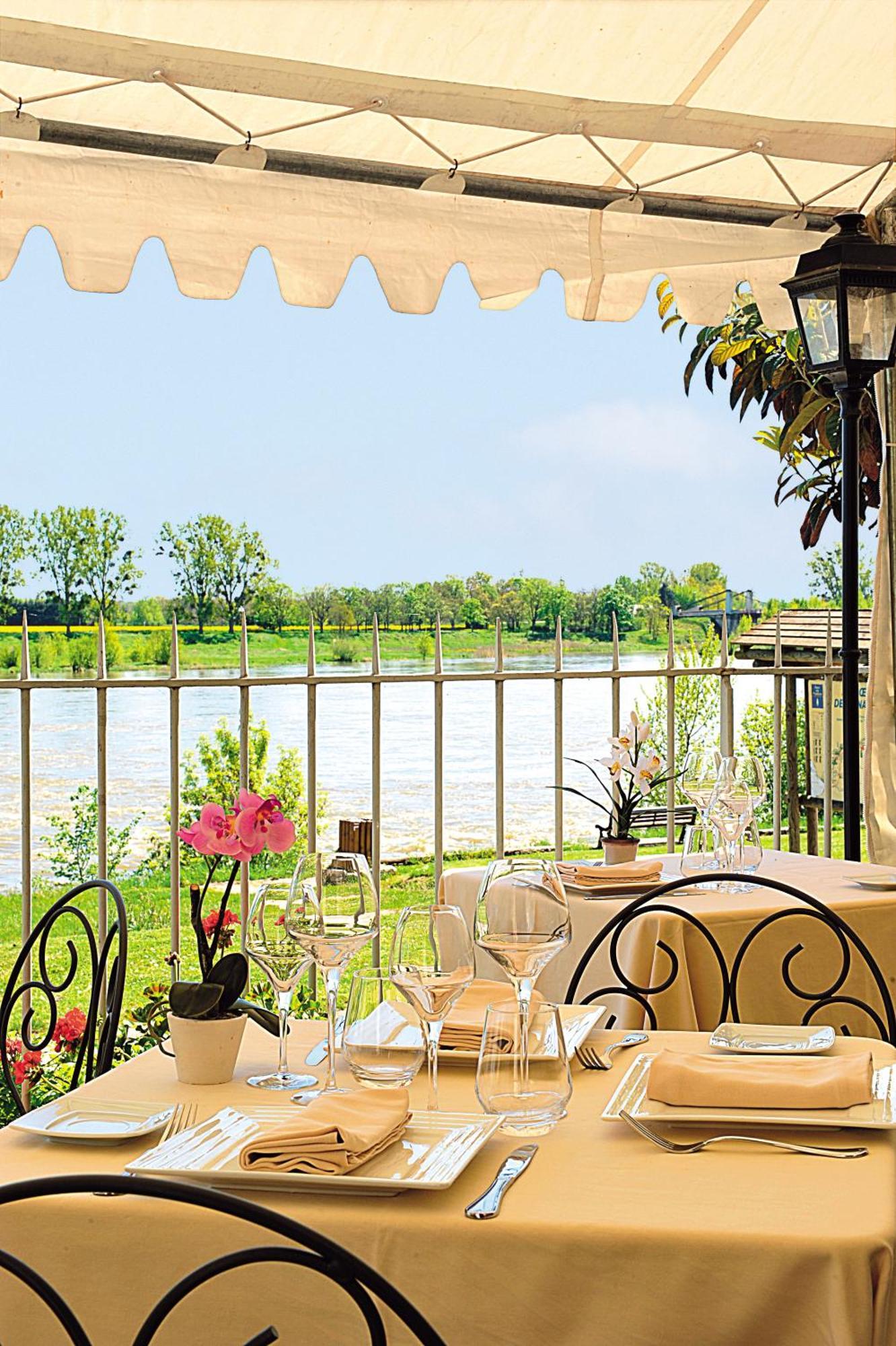 מוג-סור-לואר Logis Hotel Le Relais Louis XI מראה חיצוני תמונה