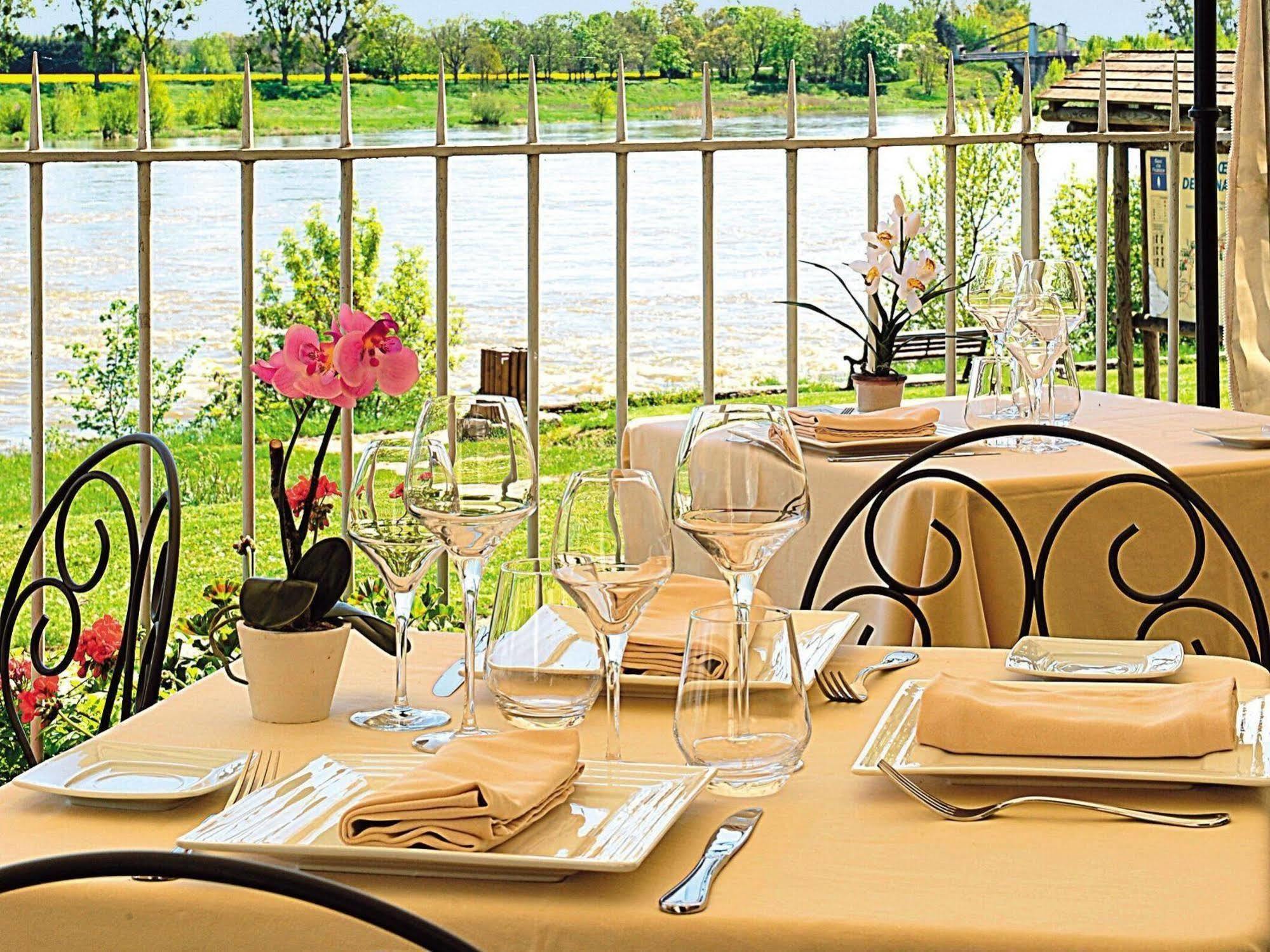 מוג-סור-לואר Logis Hotel Le Relais Louis XI מראה חיצוני תמונה