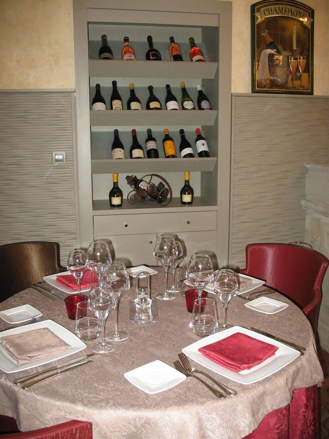 מוג-סור-לואר Logis Hotel Le Relais Louis XI מראה חיצוני תמונה